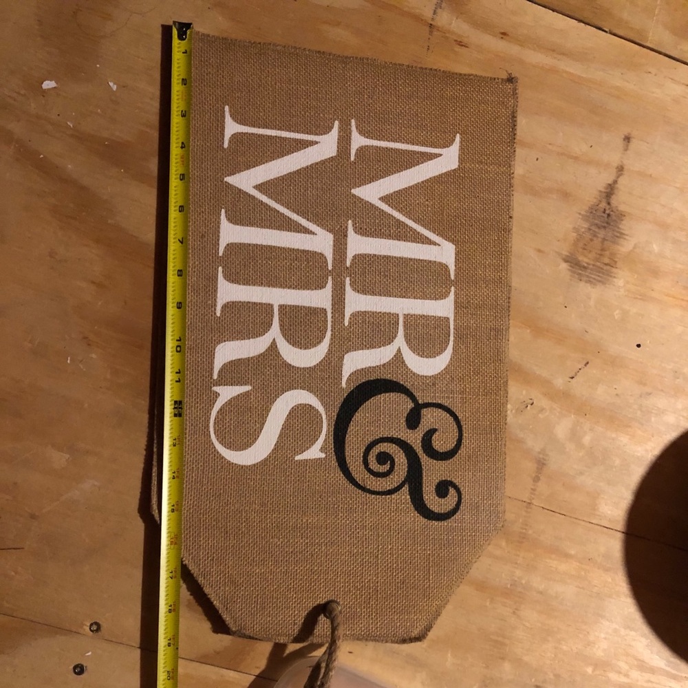 Mr & Mrs sign